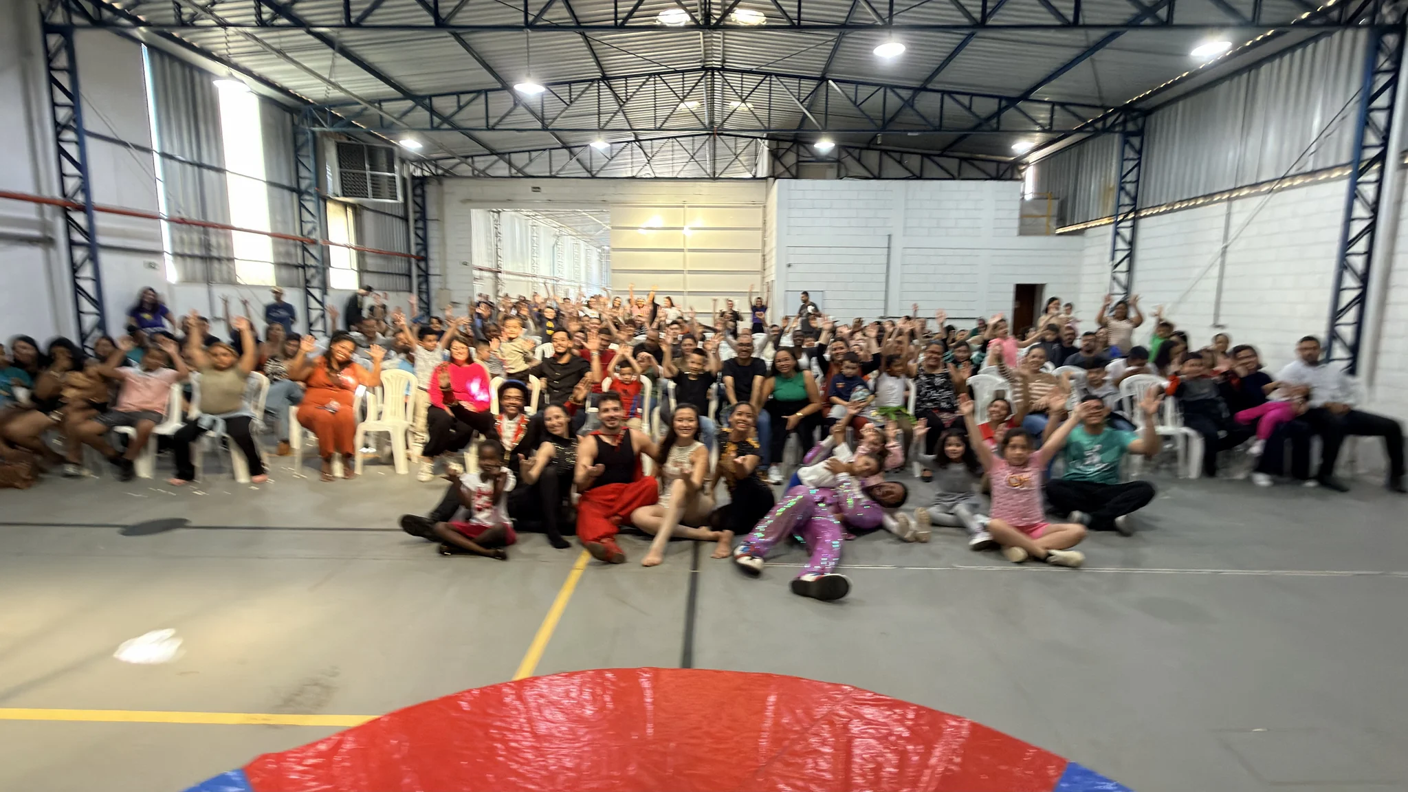 Confraternização com a comunidade e famílias na quadra da clínica