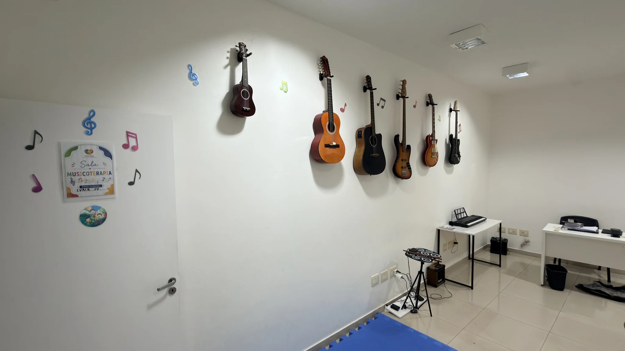 Sala de musicoterapia com instrumentos musicais e recursos sonoros